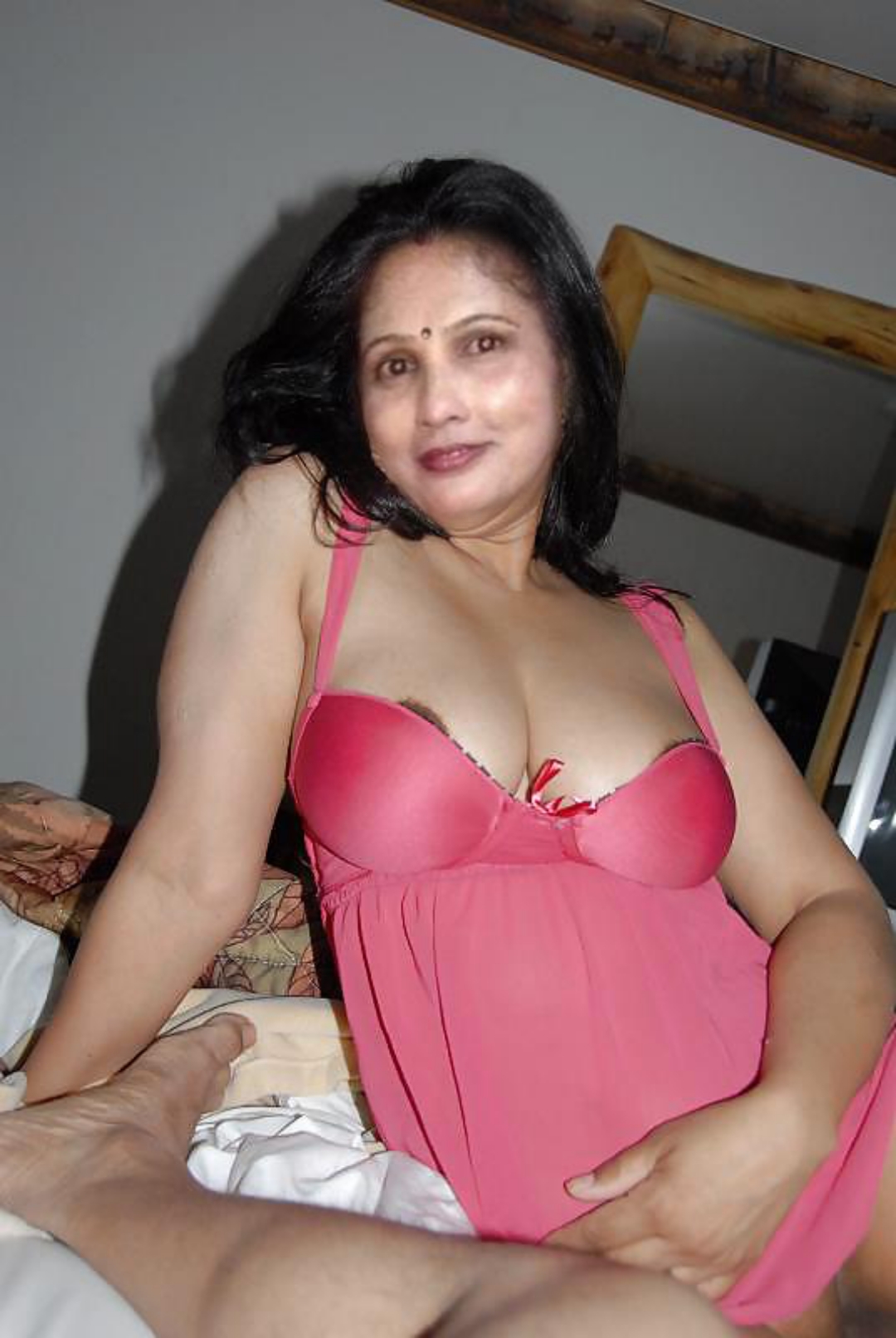 Desi Pratima Aunty (2 pictures)