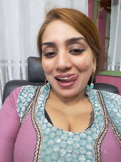 Busty aunty