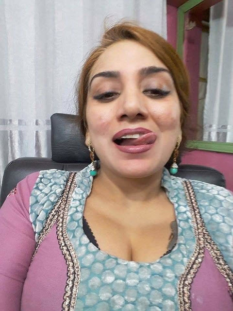 Busty aunty