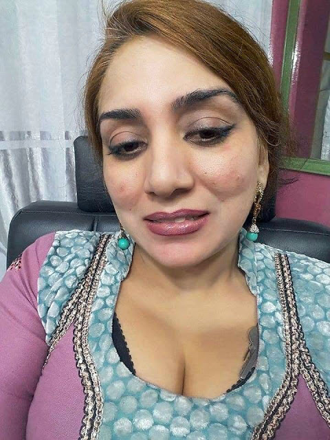 Busty aunty