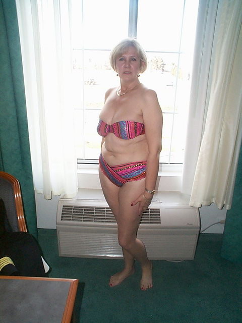 DOMINIQUE BLONDE 56 ANS