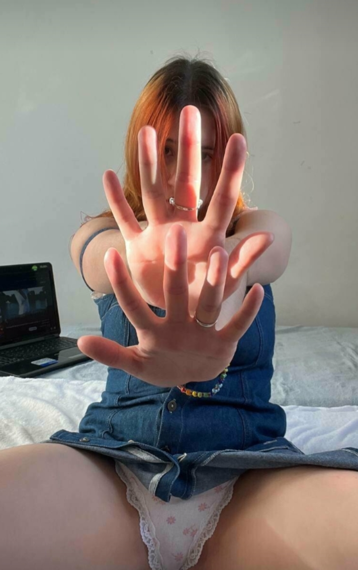 Chicks Spreading It 21