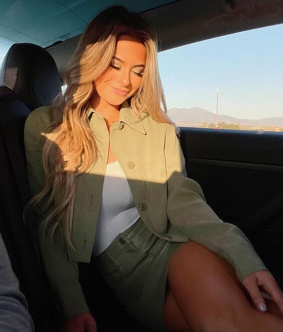 Emily Elizabeth Nude