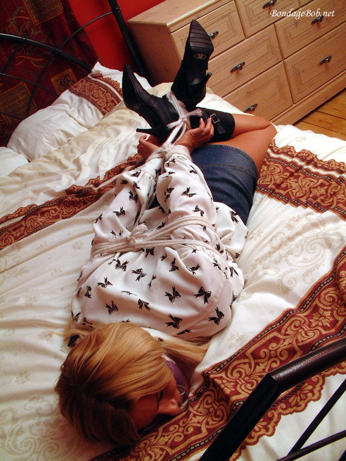 Tied Sexy Beauties 40-1