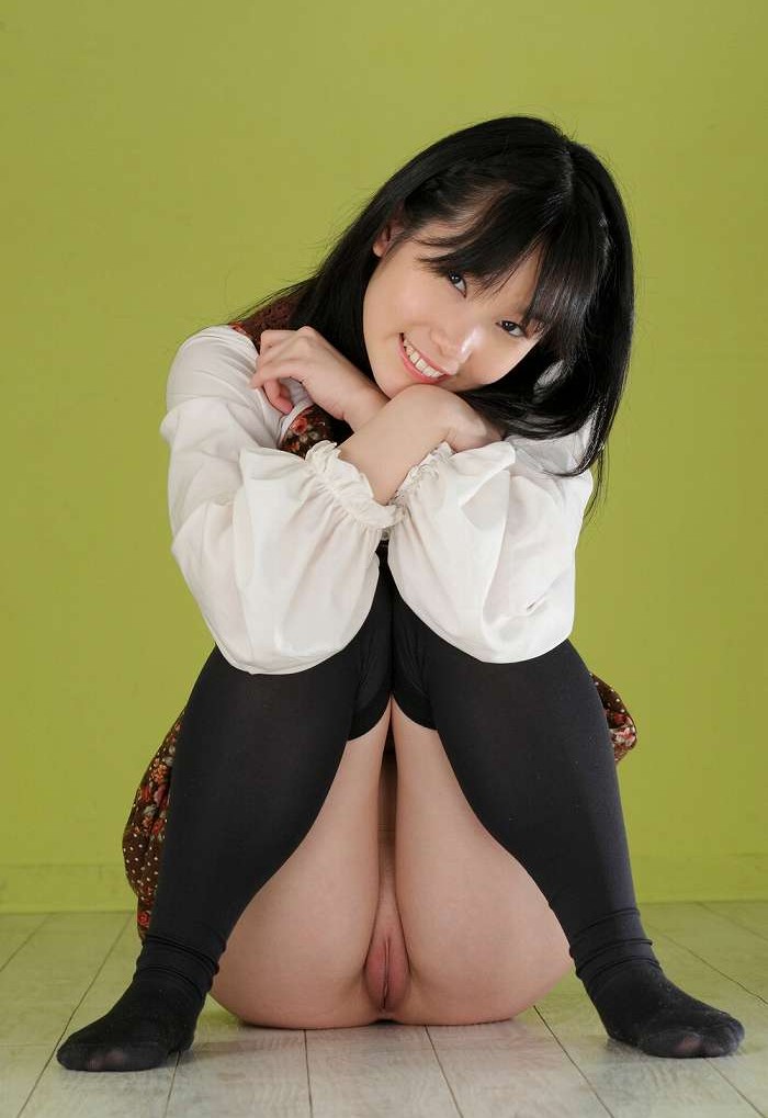 Chicks Spreading It 22