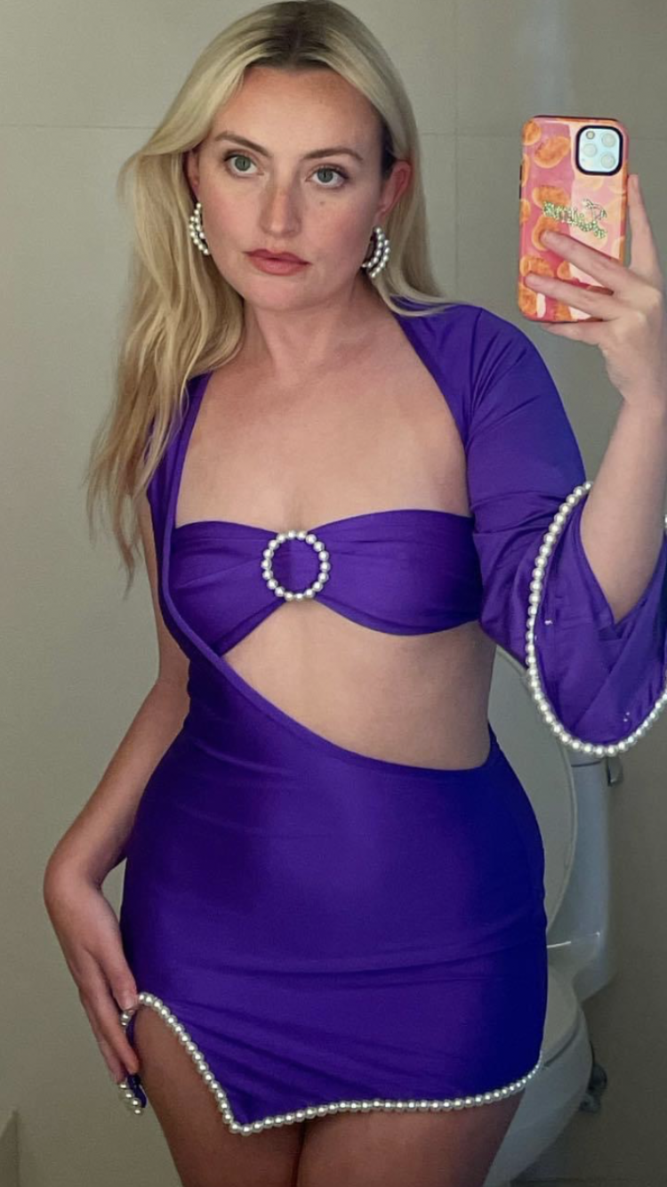 amelia dimoldenberg Hot pics