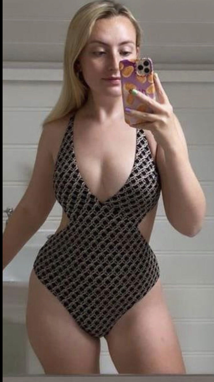 amelia dimoldenberg Hot pics