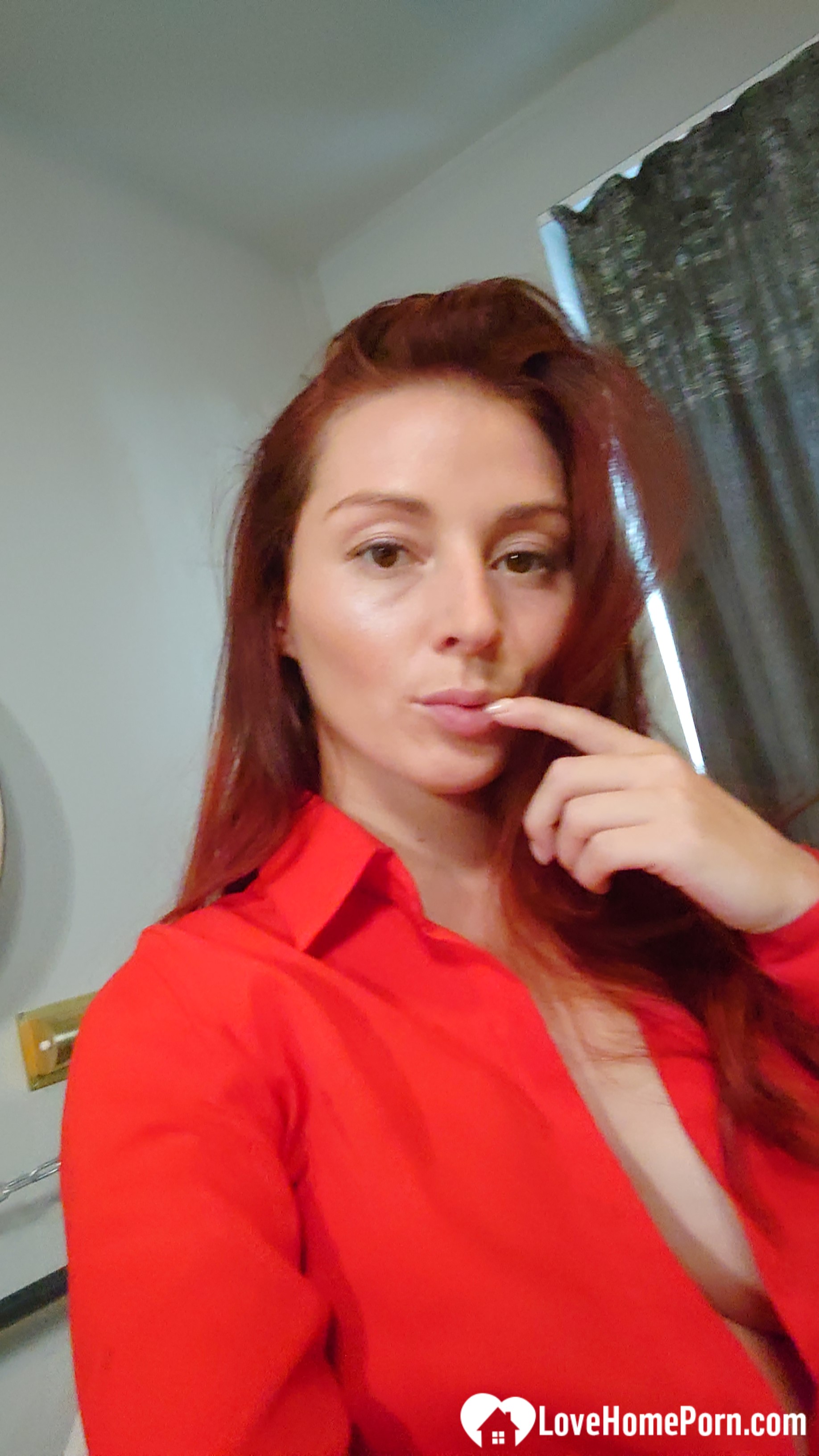 Naughty redhead reveals her big tits on cam (19 pictures) - Shooshtime