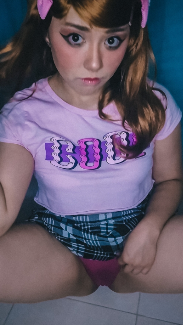 Chicks Spreading It 25