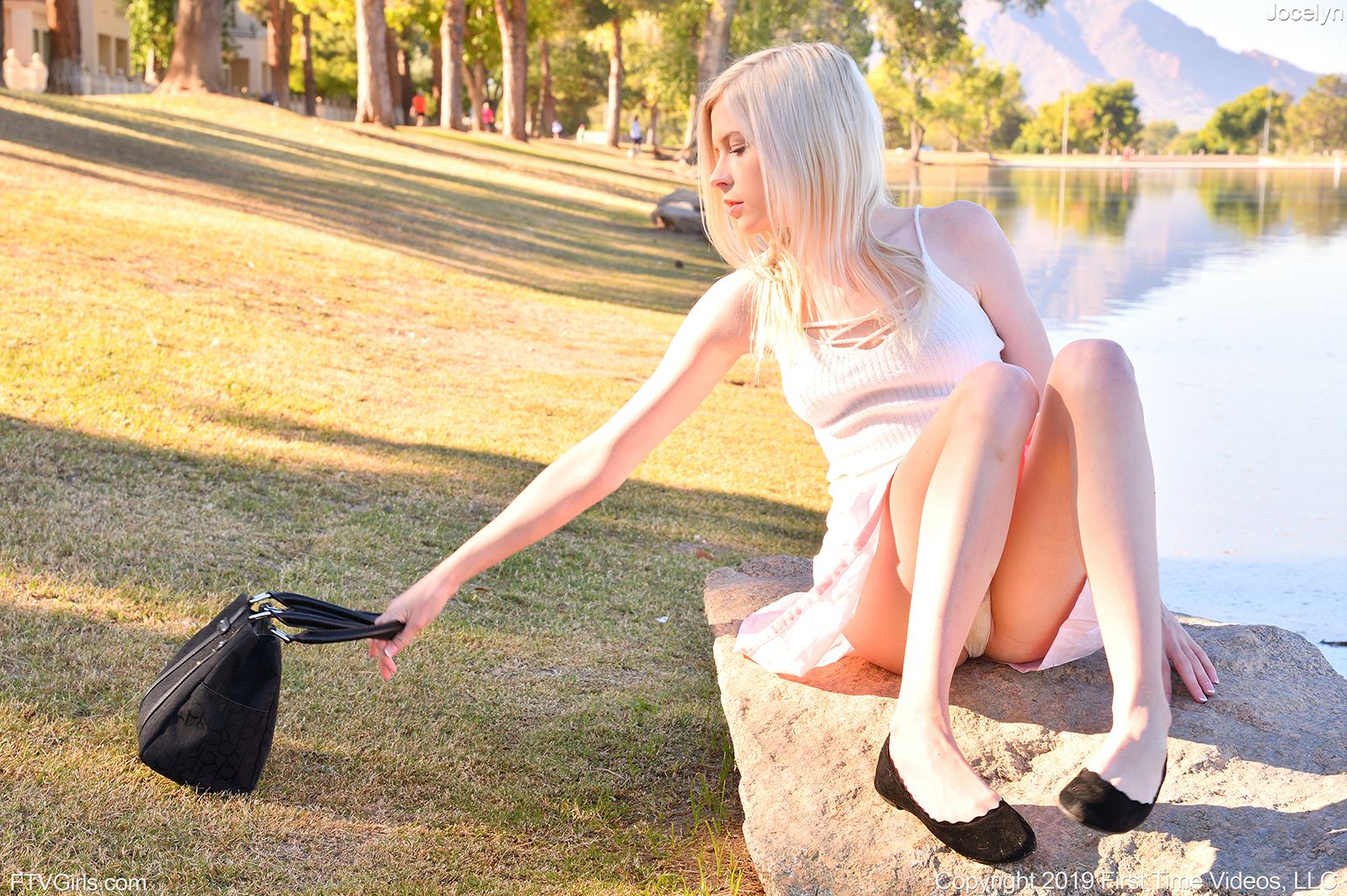 Jocelyn Sweets opens her vagina