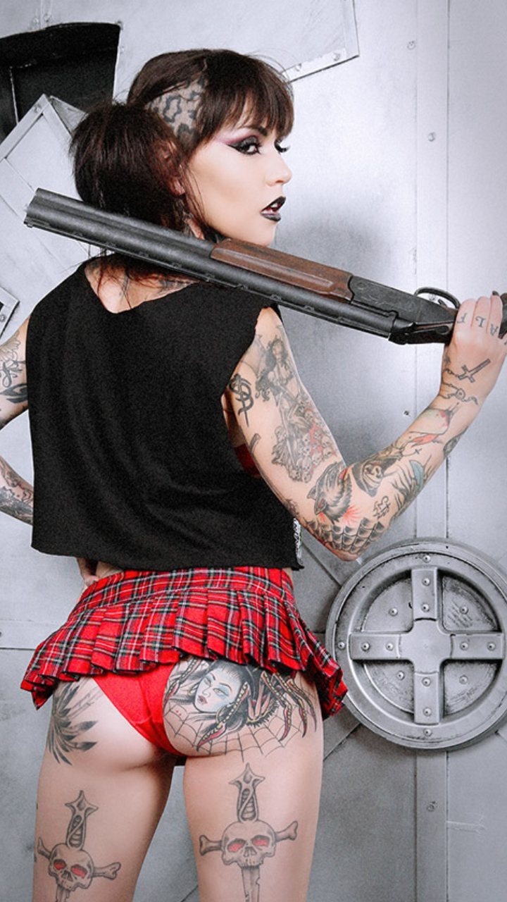 Chicks & Guns 26