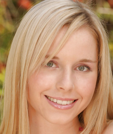 Katy D opens her vagina