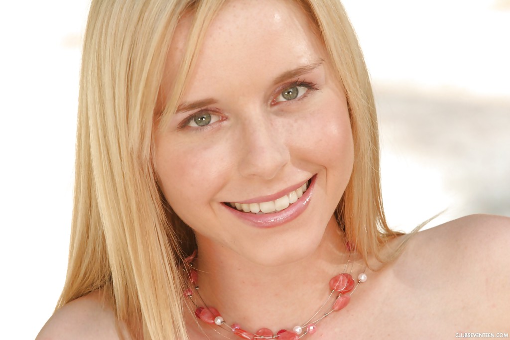 Katy D opens her vagina