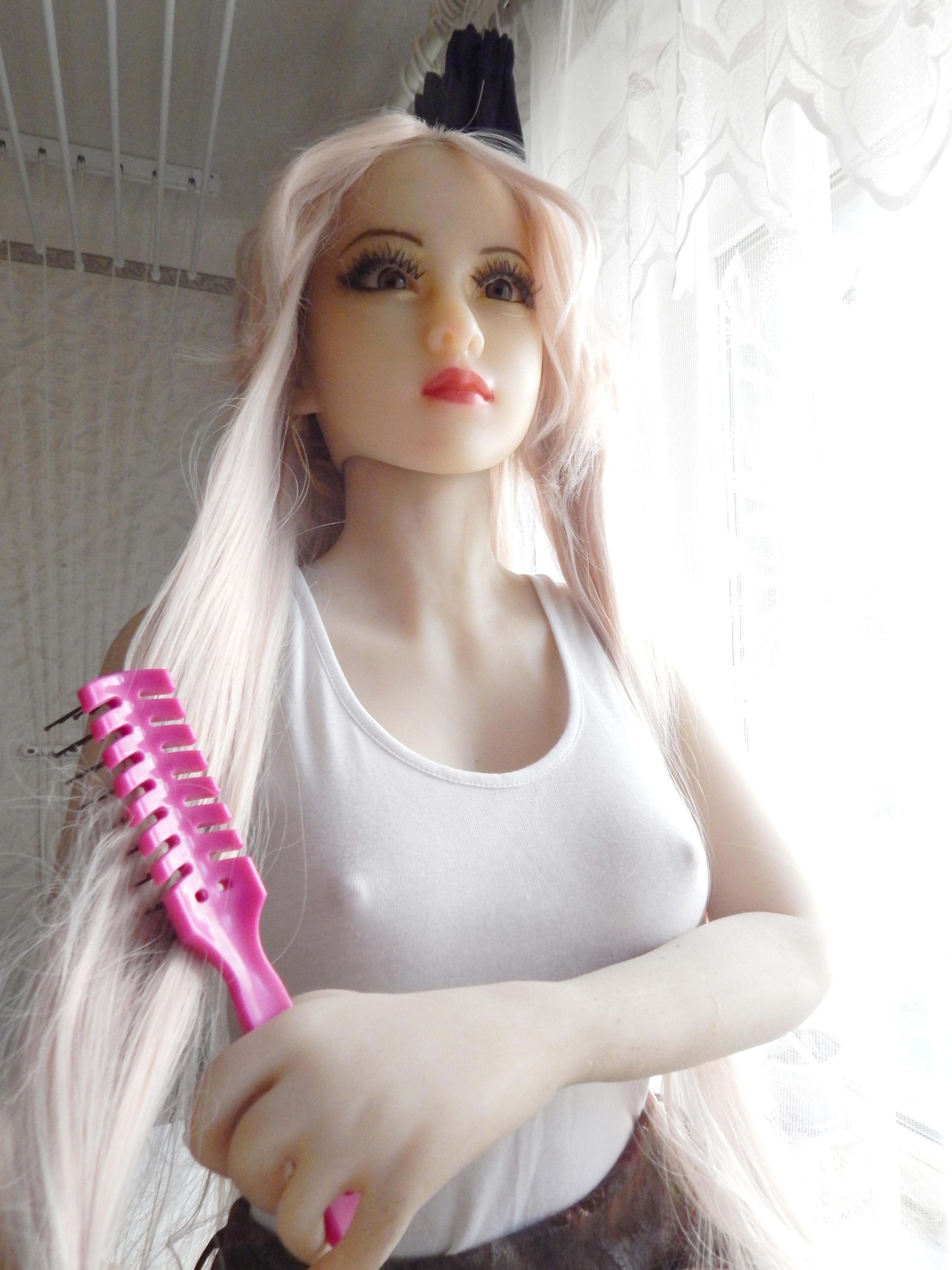 Nomi is preparing to Comicon.