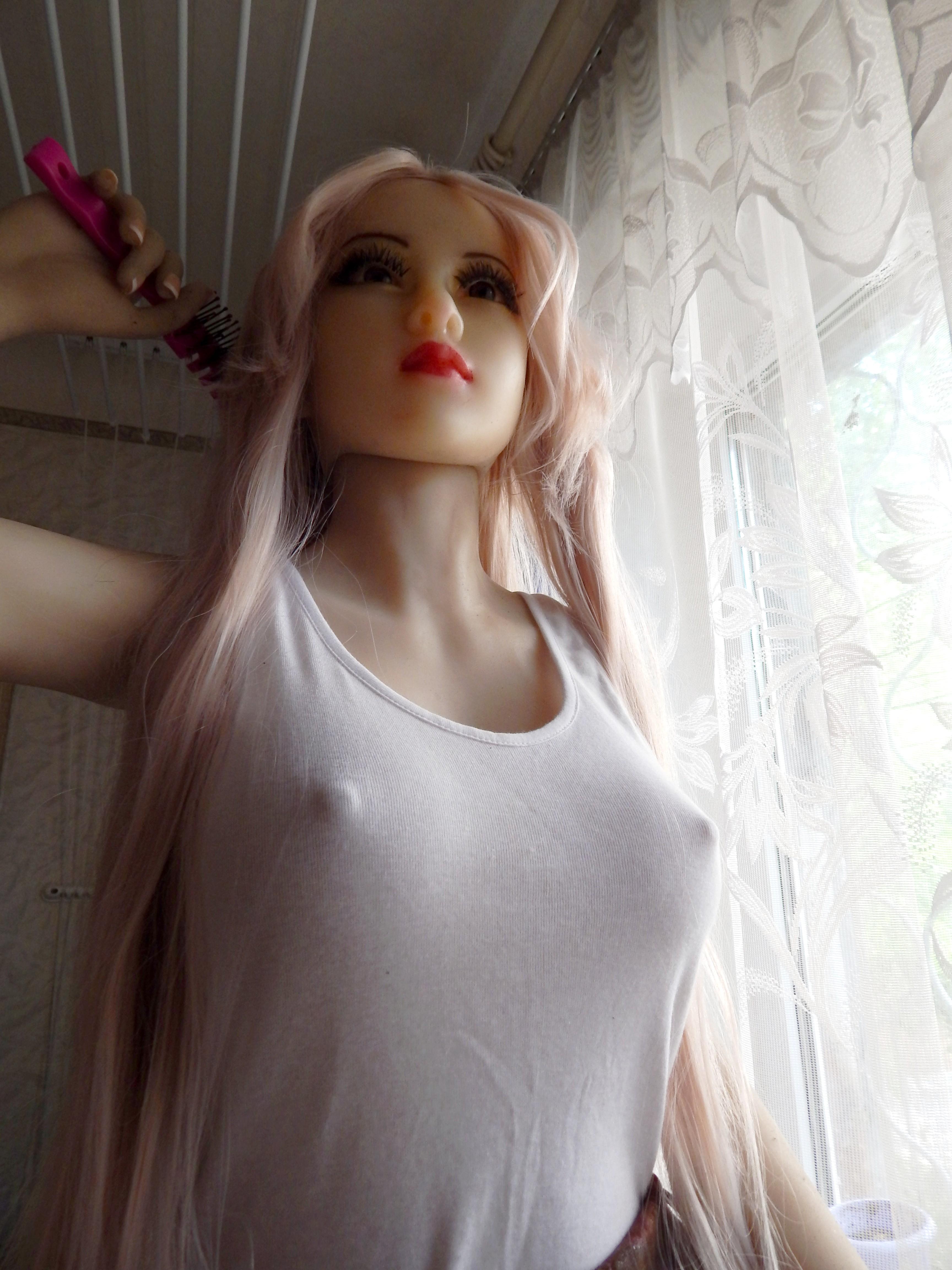 Nomi is preparing to Comicon.