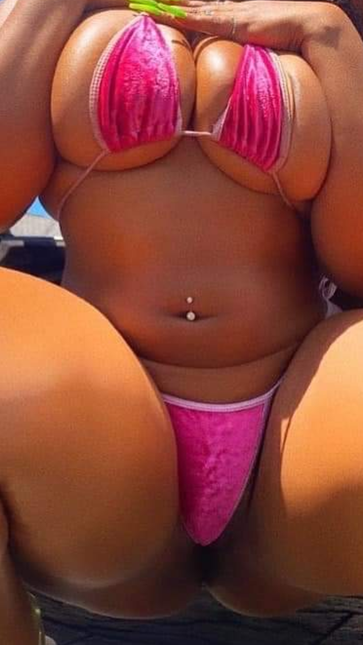 Chicks Spreading It 28