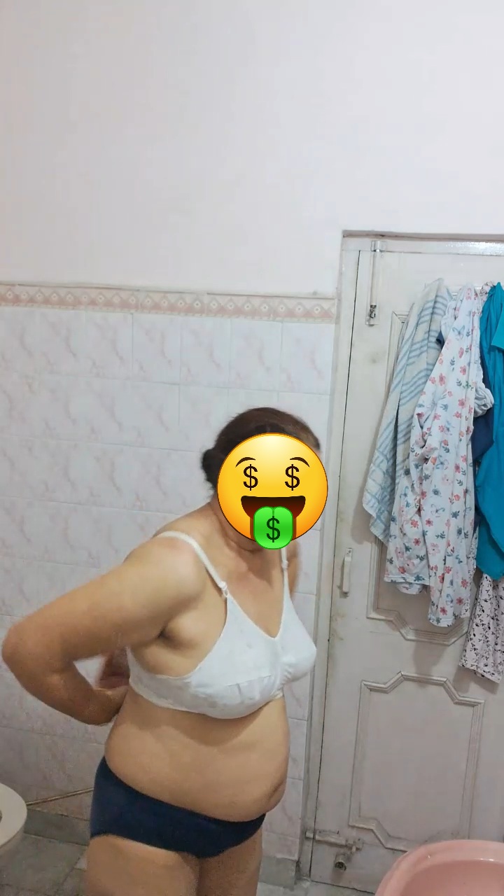 Indian mom leaked bathing nudes (20 pictures) - Shooshtime