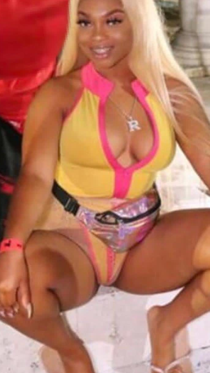 Chicks Spreading It 29