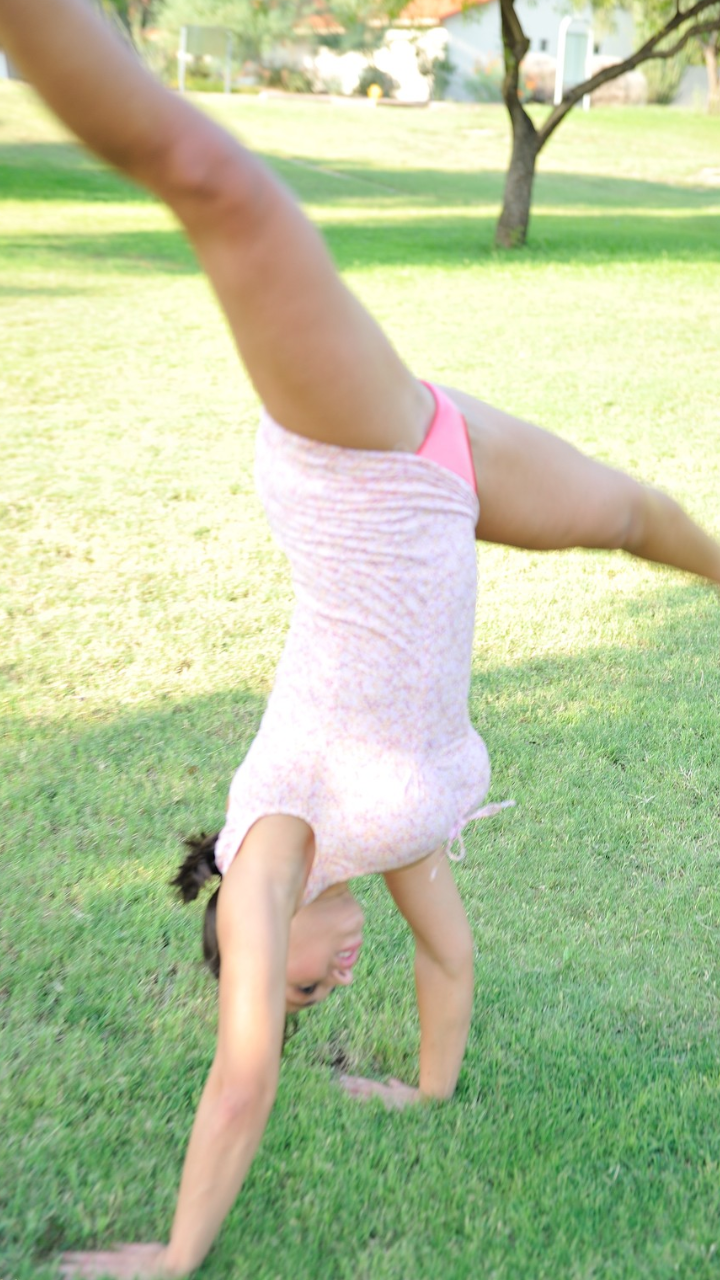 Chicks Spreading It 29