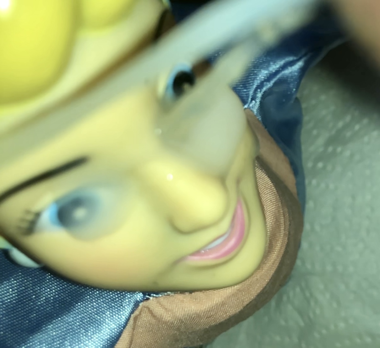 Smelly secondhand store Cinderella