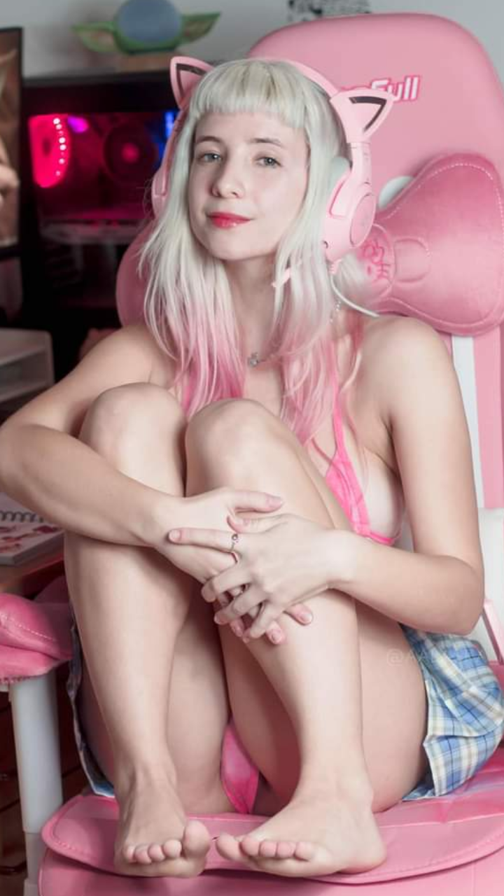 Chicks Spreading It 30