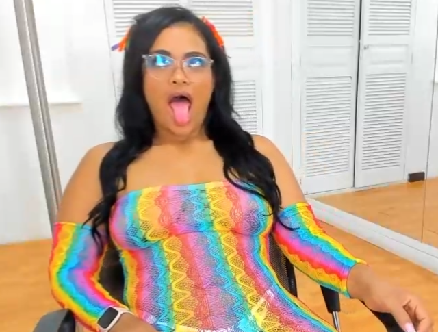 I entered girls' live broadcasts and made them act like dogs