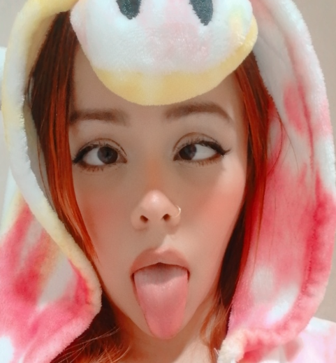 I entered girls' live broadcasts and made them act like dogs