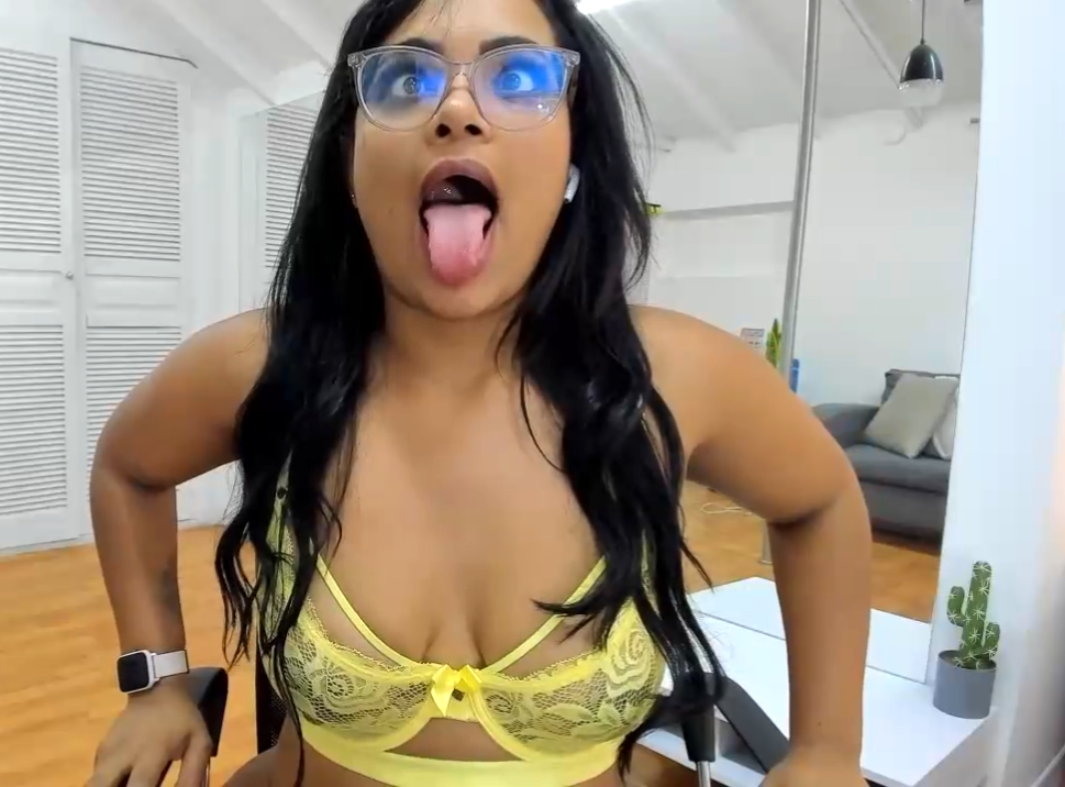 I entered girls' live broadcasts and made them act like dogs