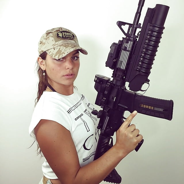 Chicks & Guns 31