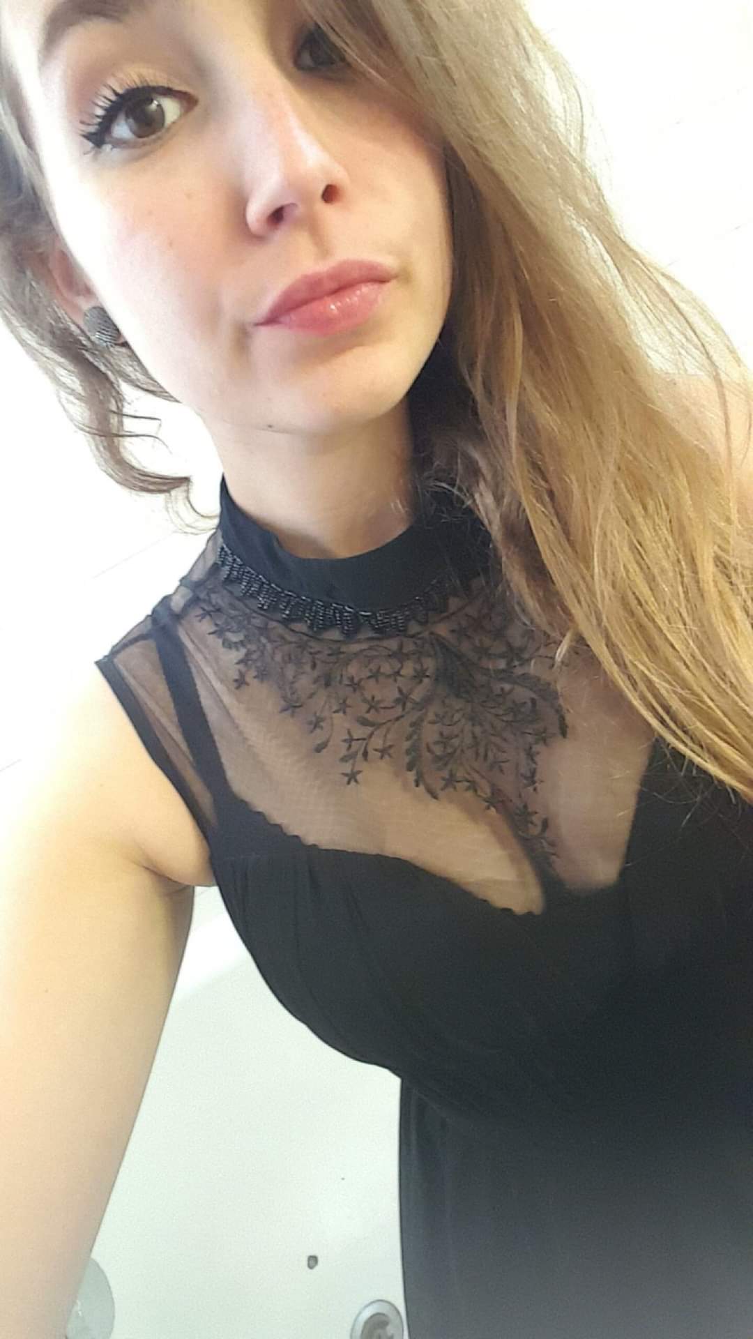 I saw her naked, could't film but Roxane is stuck in my head