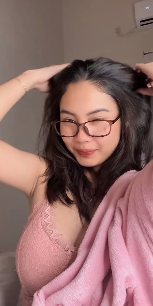 looking makes it hot_22