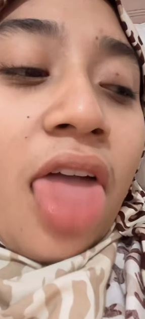 looking makes it hot_22