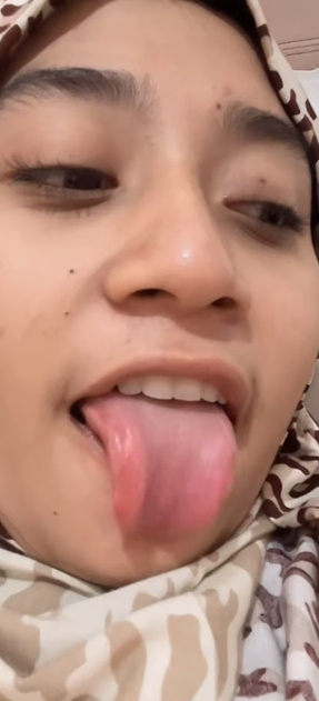 looking makes it hot_22