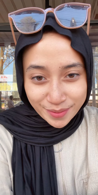 looking makes it hot_22