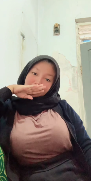 looking makes it hot_22