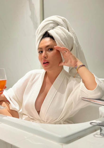 looking makes it hot_26