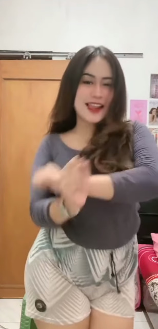 looking makes it hot_39