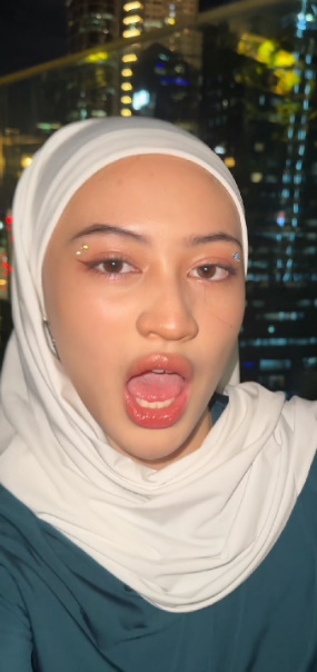 looking makes it hot_40