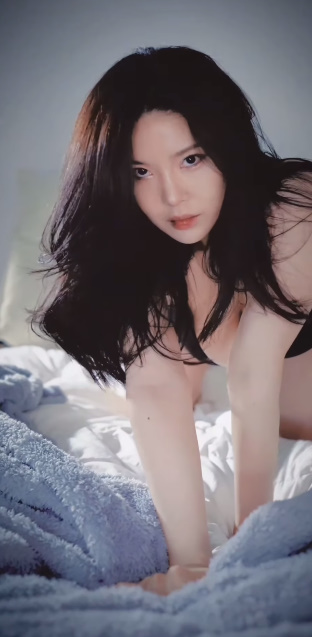 looking makes it hot_43