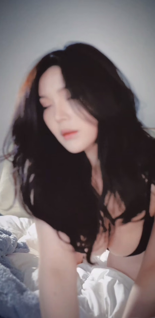 looking makes it hot_43