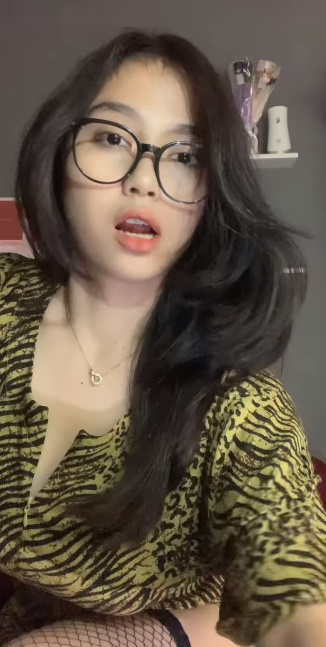 looking makes it hot_44