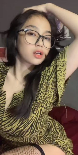 looking makes it hot_44