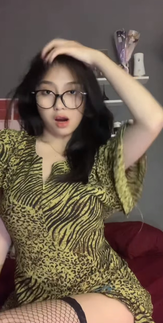 looking makes it hot_44