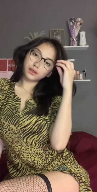 looking makes it hot_44