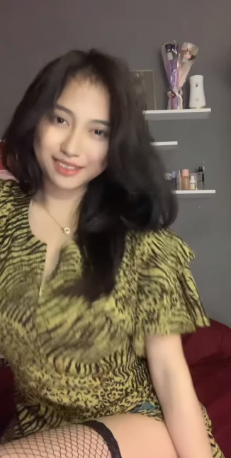 looking makes it hot_44