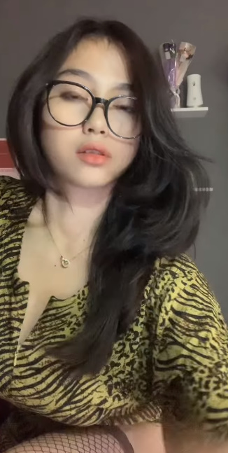 looking makes it hot_44