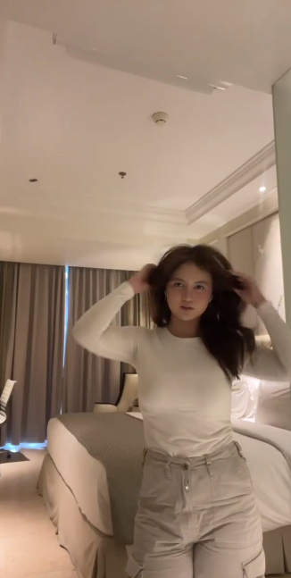 looking makes it hot_44