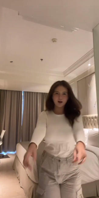 looking makes it hot_44