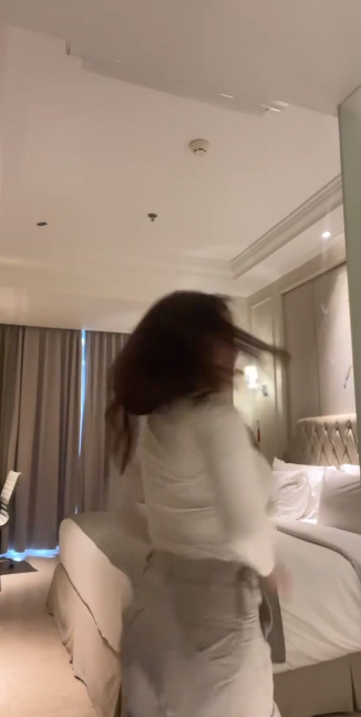 looking makes it hot_44