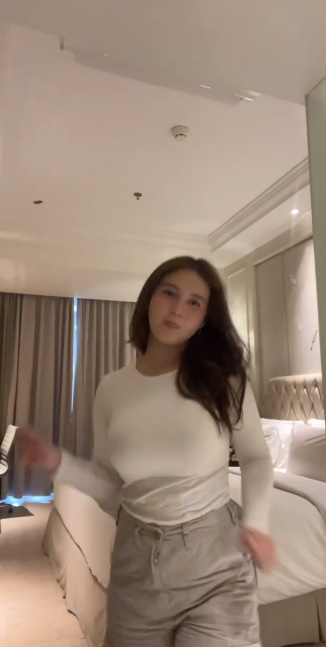 looking makes it hot_44